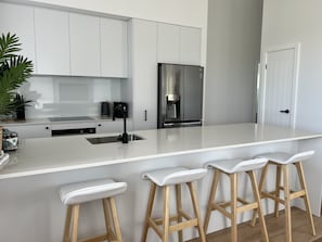 Réfrigérateur, four à micro-ondes, un four, surface de cuisson
