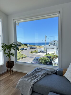 Interior - Zala - Beautiful Ocean side views & summer coastal vibes 🌊☀️ (Anna Bay)