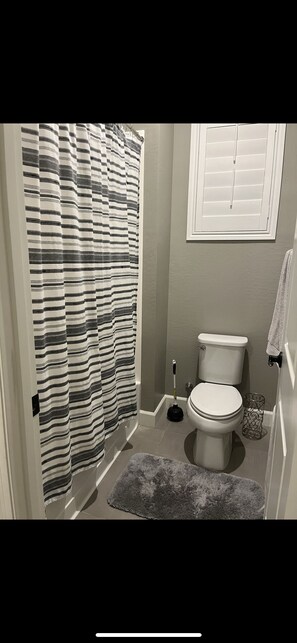 Ensemble baignoire-douche, serviettes fournies, savon