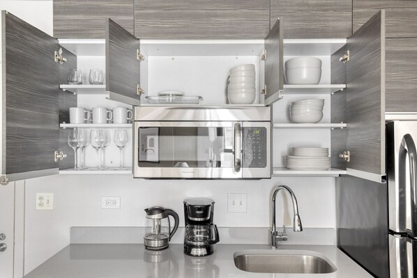 Kylskåp, mikrovågsugn, ugn och spishäll