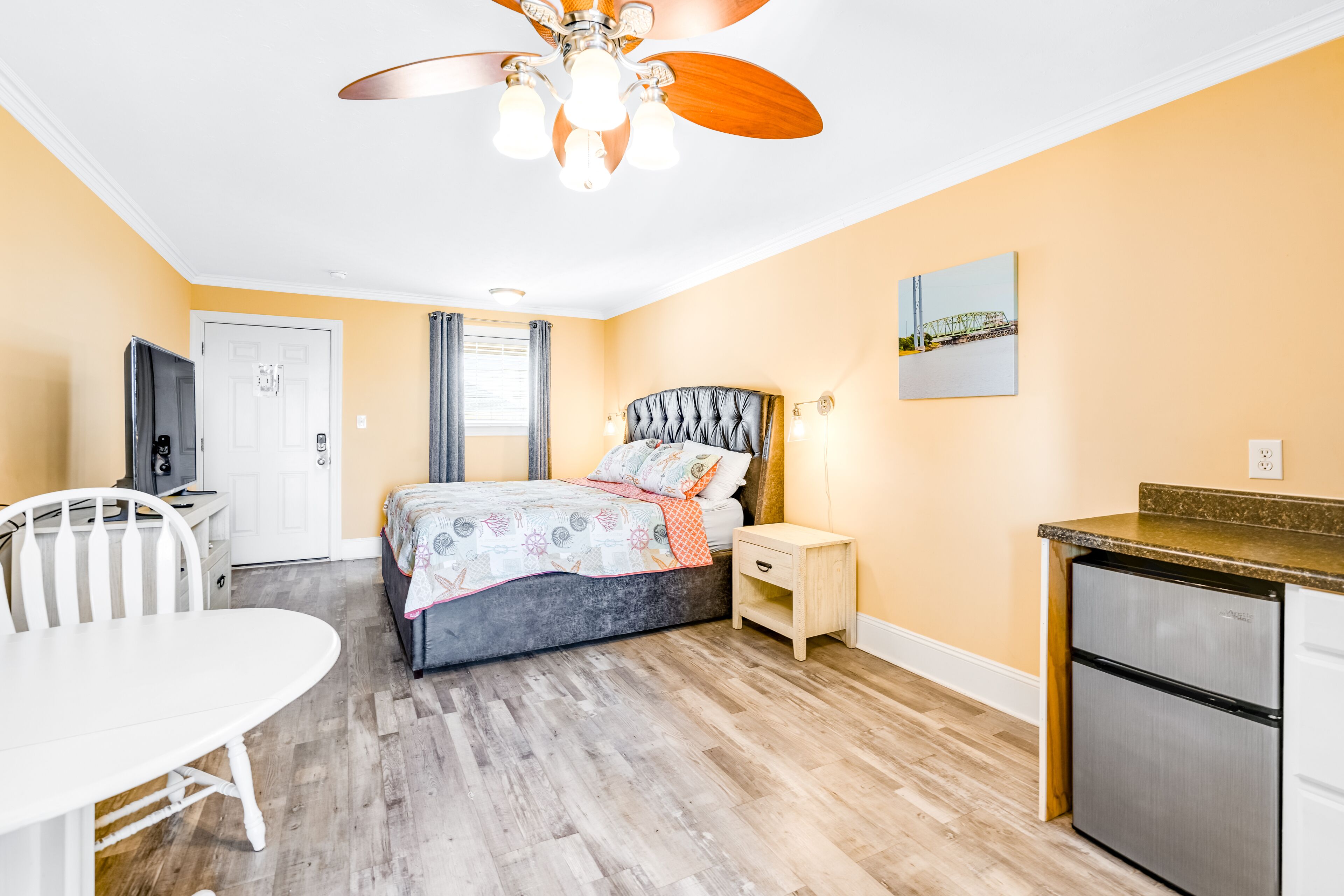 Studio condo with ocean views, pool, deck, & central AC