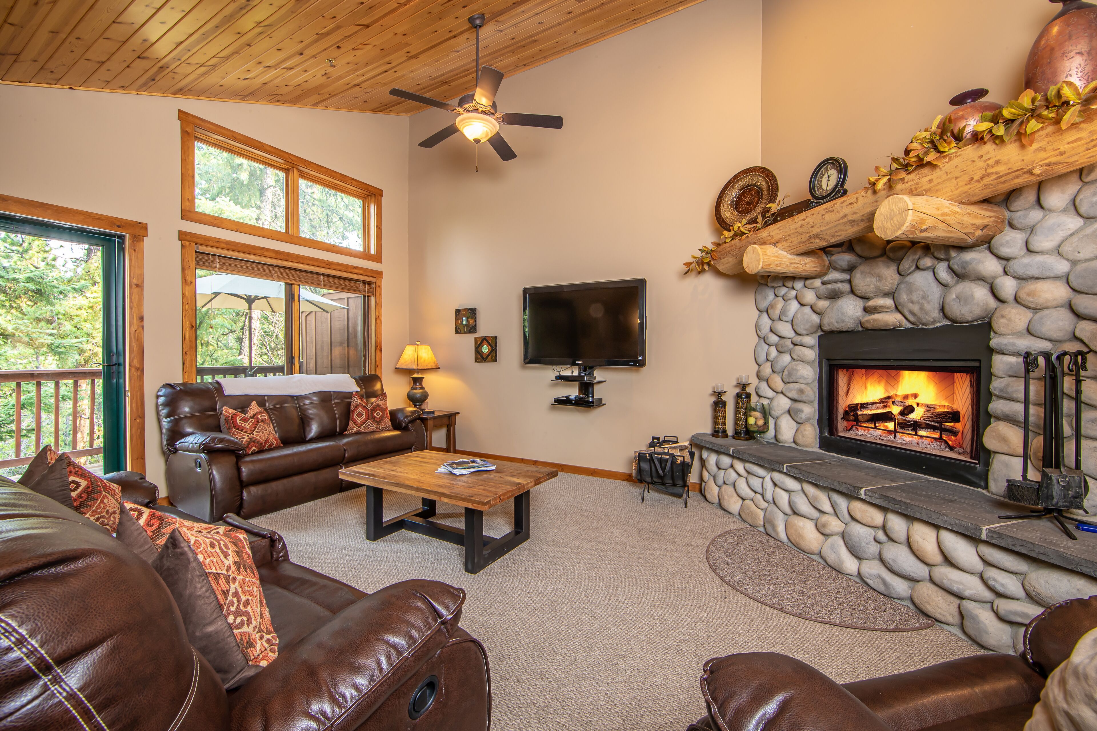 Home w/hot tub/sauna/deck & fireplace near Big Sky Resort & Town Center - Pines Mountain View