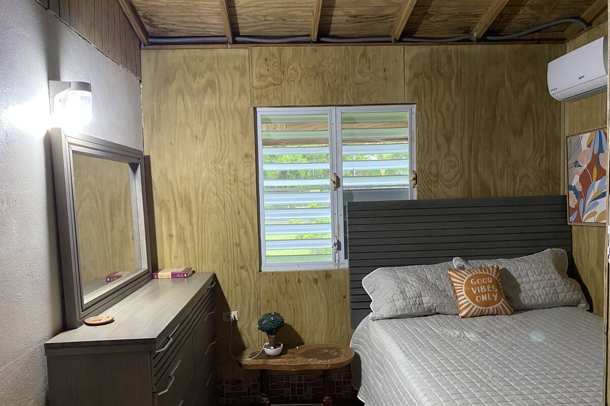 Tabla de planchar con plancha, wifi gratis y ropa de cama 