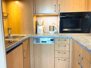 Wasserkocher mit Kaffee-/Teezubehör, Kühlschrank, Ofen, Herdplatte