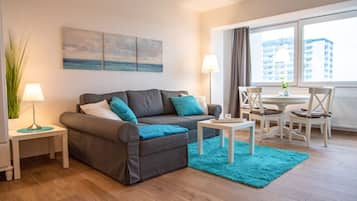 Fernseher, Tischtennisplatte, Stereoanlage