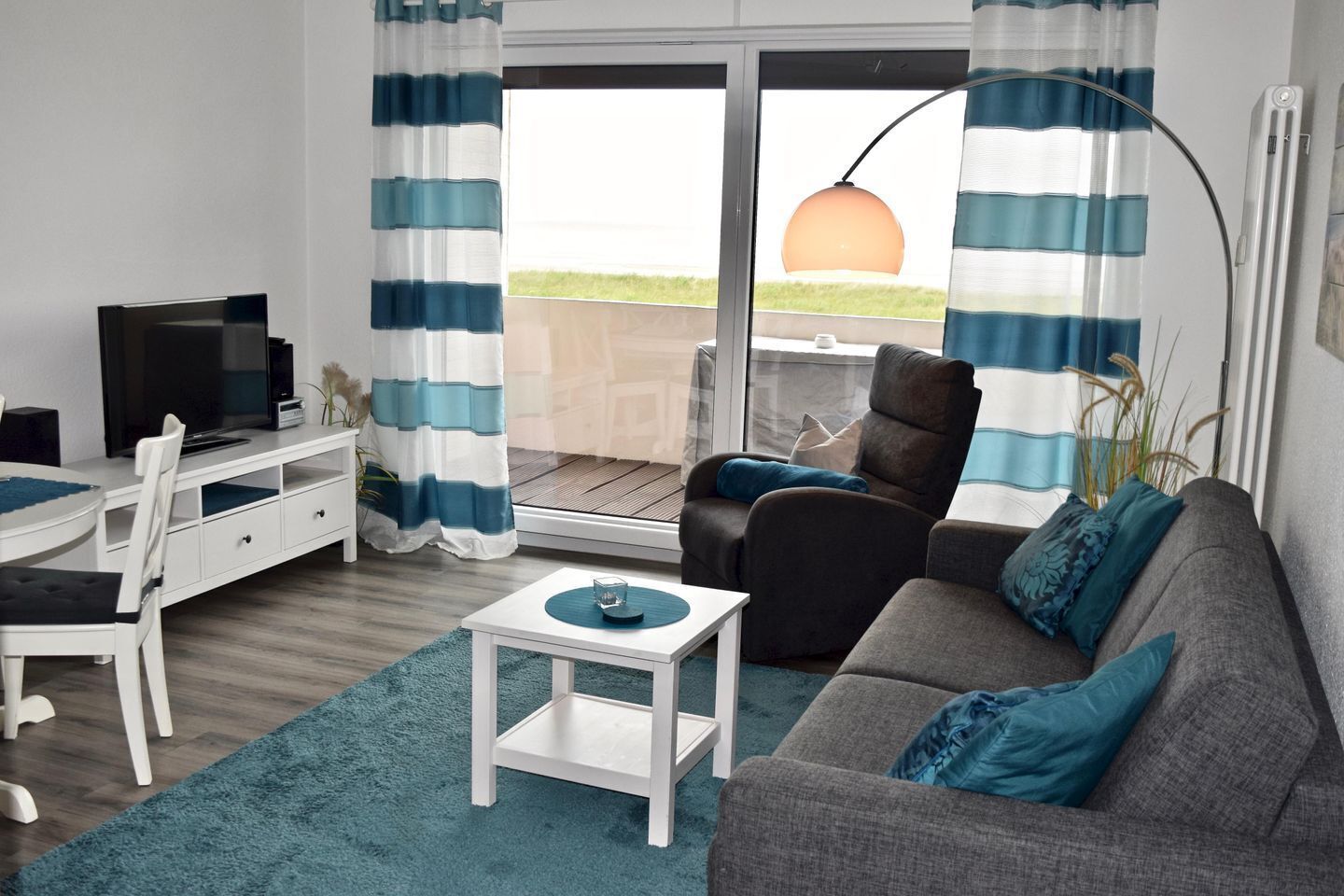 Télévision, table de tennis de table, chaîne hi-fi