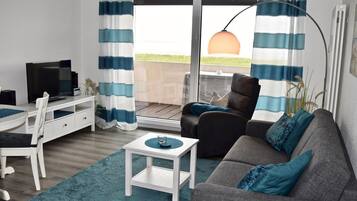 Fernseher, Tischtennisplatte, Stereoanlage