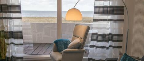 Téléviseur, table de ping-pong, chaßne audio