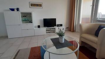 Fernseher, Tischtennisplatte, Stereoanlage