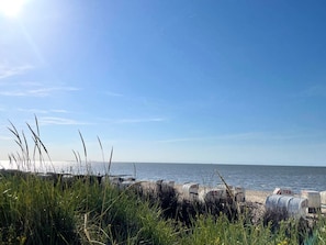 Une plage avec des boîtes aux lettres et un ciel dégagé.
