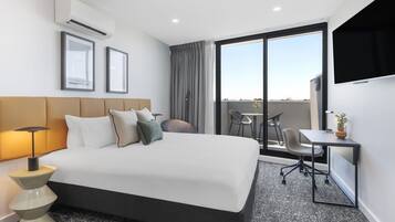 Hypo-allergenic bedding, minibar, in-room safe, desk