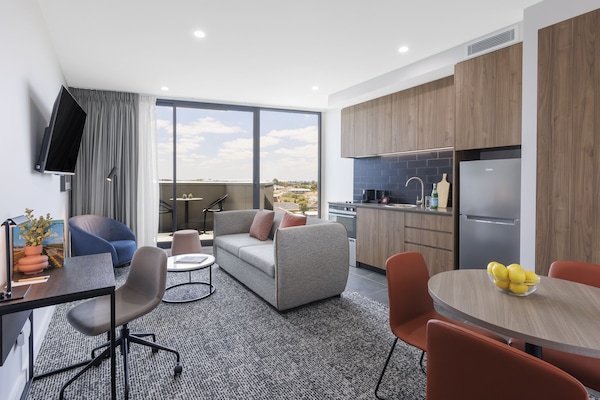 Apartamento superior, 1 quarto | Área de estar | TV