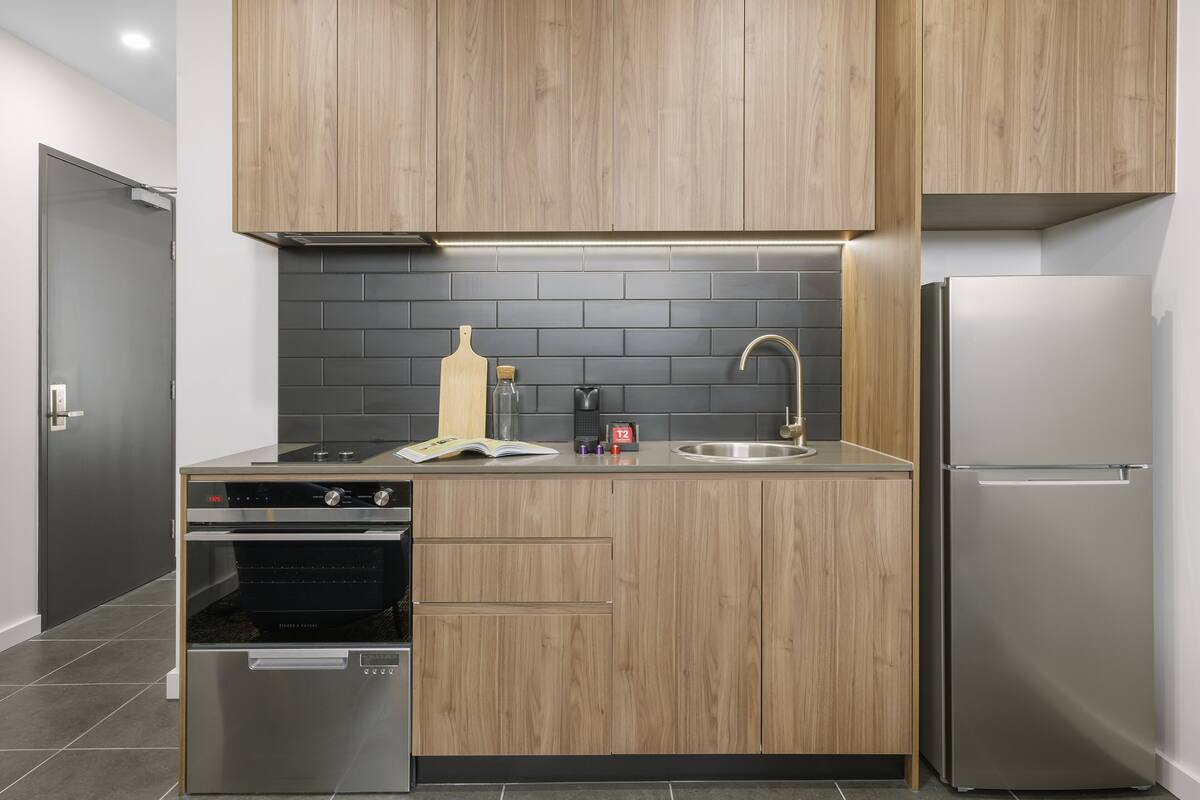 full-sized fridge, microwave, oven, stovetop