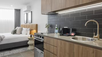 Full-size fridge, microwave, oven, stovetop