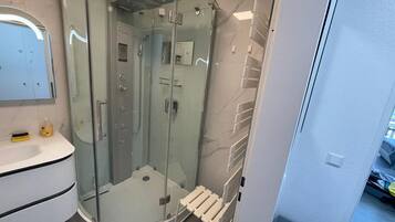 Dusche, Haartrockner, Handtücher