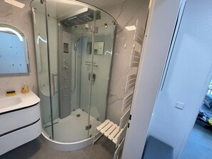 Shower, hair dryer, towels