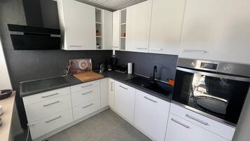 Een koelkast, een magnetron, een oven, een kookplaat