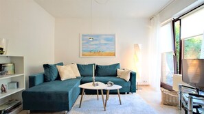 Tv, dvd-spelare, ett bordtennisbord och en stereo