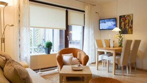 Tv, dvd-spelare, ett bordtennisbord och en stereo