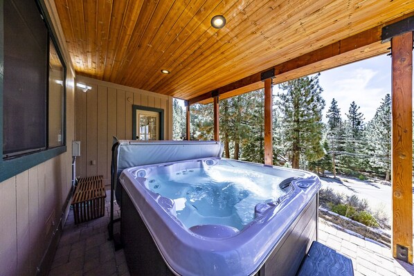 Outdoor spa tub