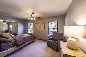 3 bedrooms, desk, free WiFi, bed sheets - Spacious house w/ Jacuzzi, minutes from Heavenly (Zephyr Cove)