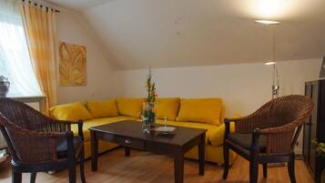 Fernseher, Tischtennisplatte, Stereoanlage