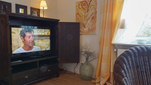 TV, ping pong, stereo - Für bis zu 6 Personen in Idyllischer Lage, Großzügige Ferienwohnung - Haus Wexler (Cuxhaven)
