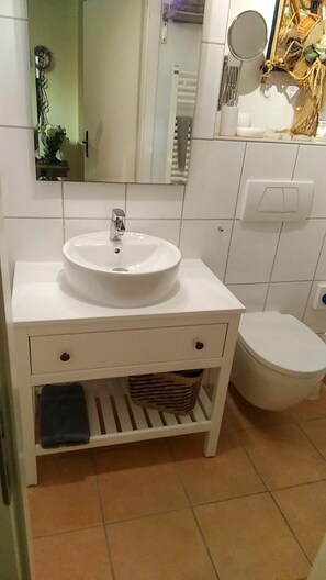 Shower, hair dryer, towels - Großzügige, Gemütliche Ferienwohnung für bis zu 6 Personen mit 3 Terrassen - Haus Wexler (Cuxhaven)