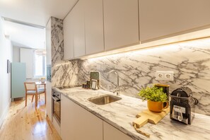 Een koelkast, een microgolfoven, een vaatwasser