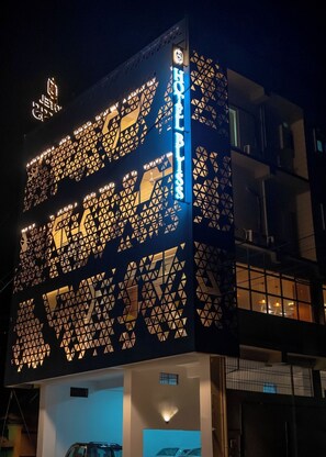 Bagian depan properti - sore/malam