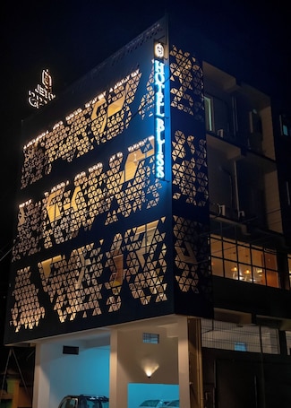 Fachada de la propiedad por la tarde o noche