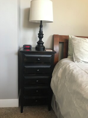 1 habitación, escritorio, tabla de planchar con plancha y cuna de viaje 