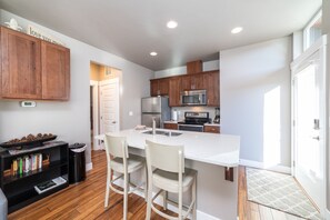 Refrigerador, microondas, horno y parrilla de estufa 