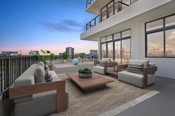 Terrace/patio - Beautiful Wynwood 2BR w/ Gym, Pool & W/D, nr shops & bars, by Blueground (Miami)