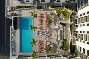 Pool - Beautiful Wynwood 2BR w/ Gym, Pool & W/D, nr shops & bars, by Blueground (Miami)