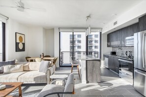 Interior - Beautiful Wynwood 2BR w/ Gym, Pool & W/D, nr shops & bars, by Blueground (Miami)