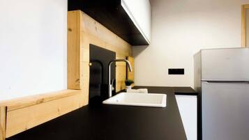 Jääkaappi, uuni, astianpesukone, kahvin-/teenkeitin