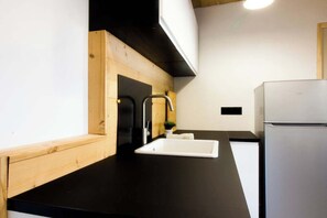 Kylskåp, ugn, diskmaskin och kaffe- och tebryggare
