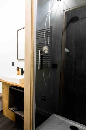 Een douche, een haardroger, handdoeken, zeep