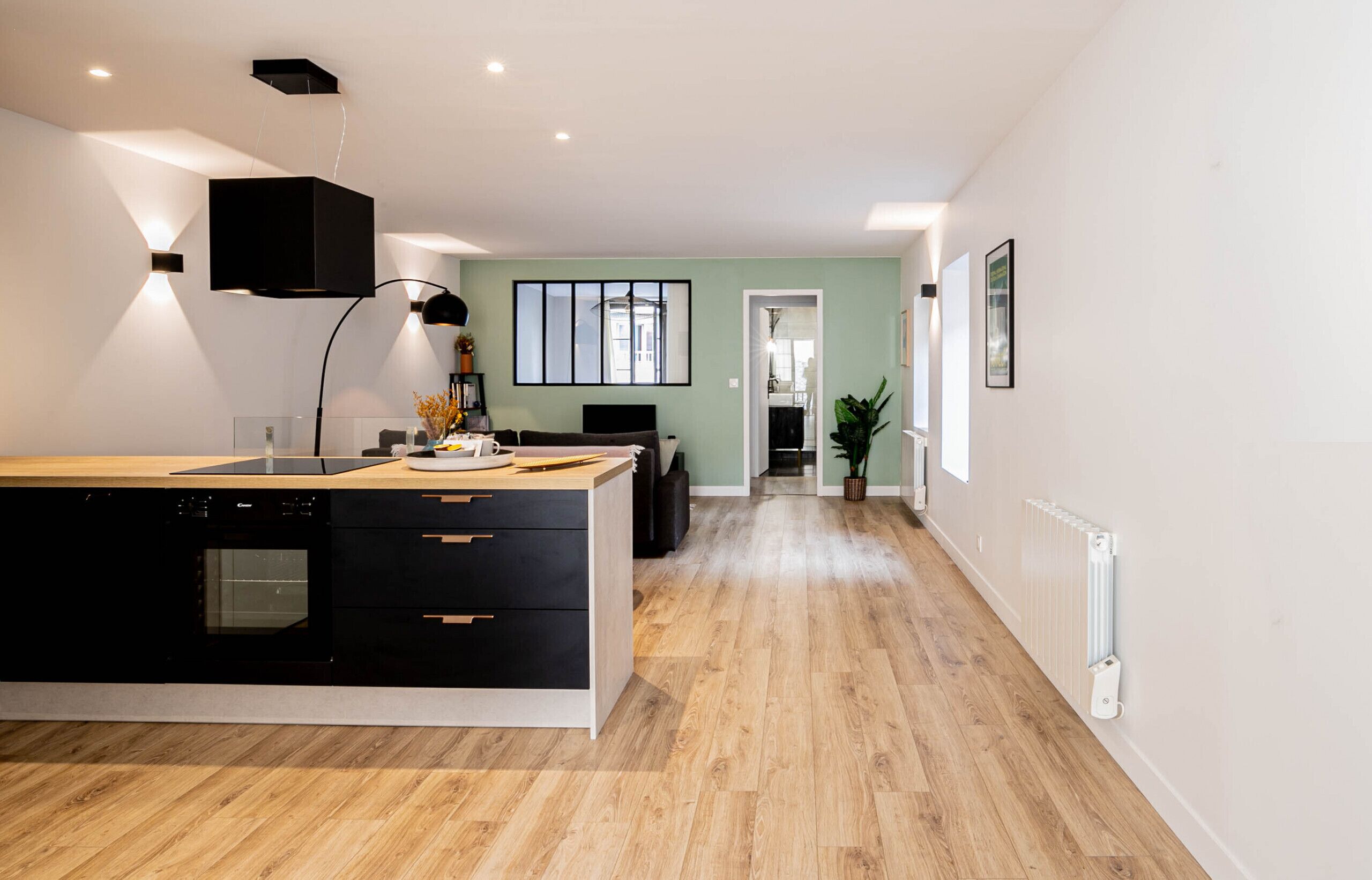 Een koelkast, een microgolfoven, een oven, een vaatwasser