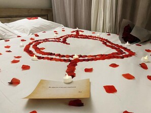 Iron/ironing board, free WiFi, bed sheets