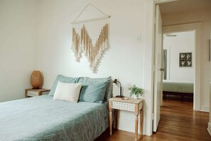 3 slaapkamers, een bureau, een strijkplank/strijkijzer, reisbedje