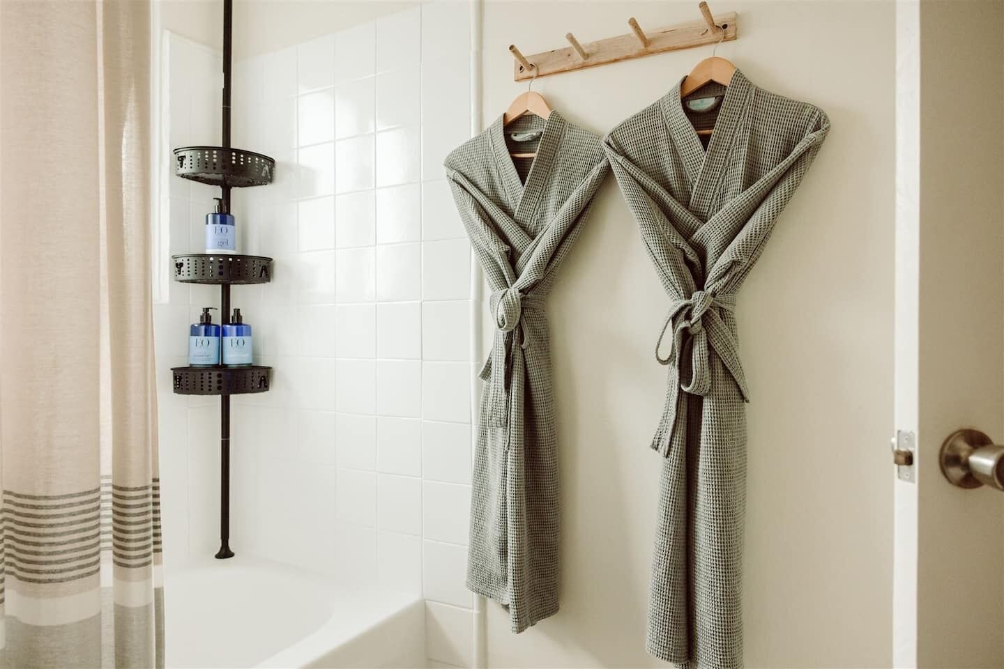 Een bad/douchecombinatie, milieuvriendelijke toiletartikelen