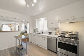 Fridge, microwave, oven, stovetop - Located in Historic Belmont Heights District - Close to CSULB, Convention Center + Beach (Long Beach)