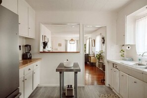 Een koelkast, een microgolfoven, een oven, een kookplaat