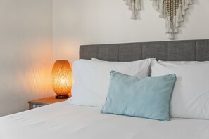 3 chambres, bureau, fer et planche à repasser, lit parapluie