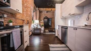 Frigorífico, microondas, horno y placa de cocina