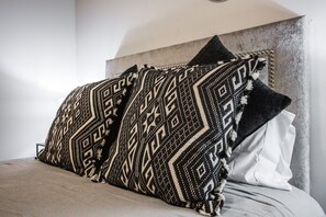 1 Schlafzimmer, Schreibtisch, Bügeleisen/Bügelbrett, Reisekinderbett