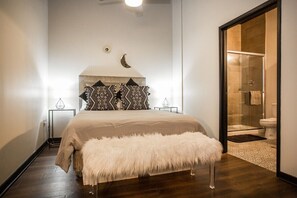 1 chambre, bureau, fer et planche à repasser, lit parapluie