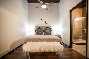 1 chambre, bureau, fer et planche à repasser, lit de bébé portatif